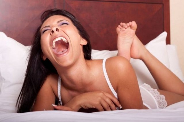 Gülmek bulaşıcıdır. Pozitif ve gülümseyen bir insan bulunduğu ortamdaki insanları da olumlu etkiler.