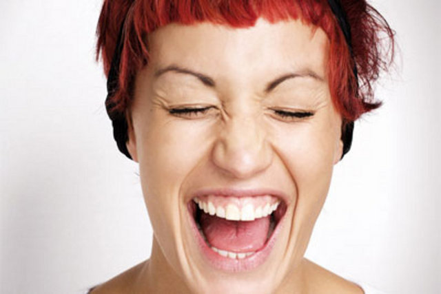 Peki, gün içinde nasıl daha sık gülümsemek ve kahkaha atmak için neler yapabiliriz?