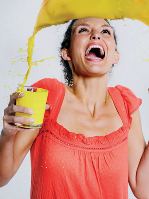 Gülümsemek karmaşık bir eylem değildir… - Kendinizi mutlu hissedersiniz, ağız kenarlarınız açılır, yanaklarınız yukarı kalkar ve göz kenarlarınız kırışır. Bu ifade dış dünyaya içinizde mutlu hissettiğinizi gösterir.