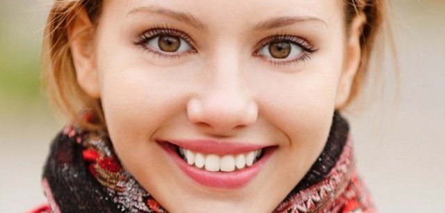 Gülümsemenin anlamı tüm kültürlerde anlaşılabilir, bu bakımdan dünya çapında bir iletişim aracıdır. Gülümsemek çoğu durumda tamamen içten gelir.