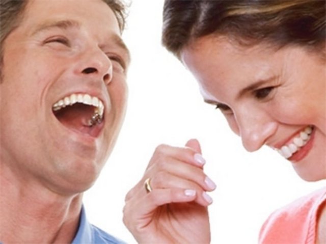 Gülümsediğimiz için de mutlu hissedebiliriz. Araştırmalar gülümsemenin ve kahkaha atmanın sağlık için bazı yararları olduğunu göstermektedir.