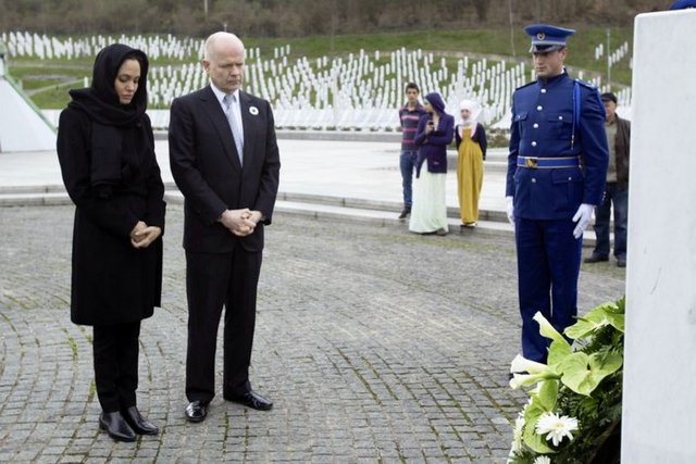 Saraybosna'daki temaslarının ardından helikopterle Srebrenitsa'ya gelen Jolie ve Hague, 1995 yılında öldürülen yaklaşık 8 bin Boşnak'ın isimleri bulunan Potoçari Anıtı Mezarlığı'na çiçek bıraktı.