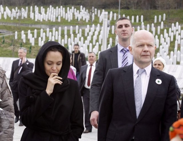 Jolie ve Hague, daha sonra Srebrenitsa ve Jepa Anneleri Derneği Başkanı Munira Subaşiç ve dernek üyeleri ile bir araya geldi.