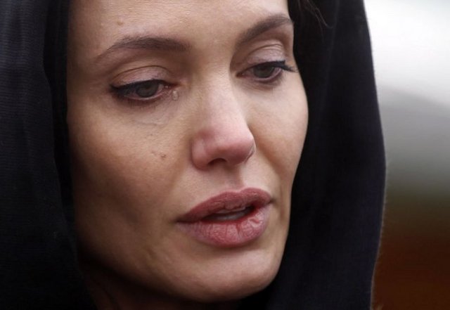 Dünyaca ünlü ABD'li oyuncu Angelina Jolie ve beraberindeki İngiltere Dışişleri Bakanı William Hague, Bosna Hersek'in doğusundaki Srebrenitsa kentinde bulunan Potoçari Anıt Mezarlığı'nı ziyaret etti.