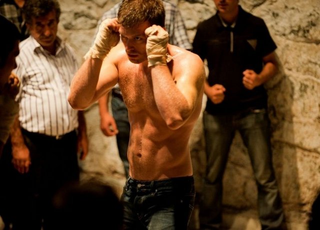 Kıvanç Tatlıtuğ'un bu dizideki söz konusu sahne dışında internette başka aynı tür videosu olmamasına rağmen listedeki diğer bütün oyunculara fark attı.