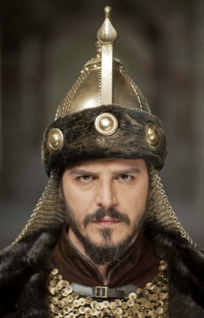 Oyunculuğa 7 yaşındayken reklam filmlerinde oynayarak başladı.