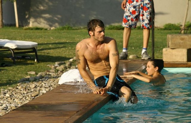 2002'deki Best Model of Turkey ve Best Model of The World'de dereceye girdi.