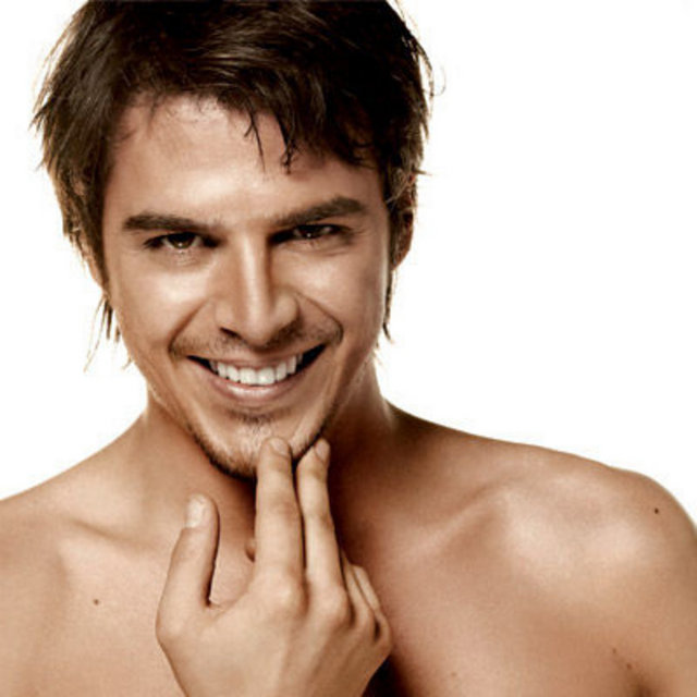 Mehmet Günsur: 1975 doğumlu ve 1.78 metre boyunda.