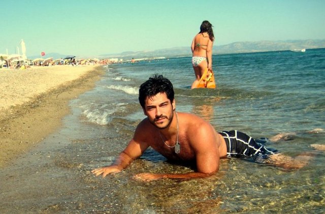 Oyunculuğa 2006'da başladı.