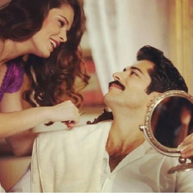 Burak Özçivit: 1984 doğumlu ve 1.84 metre boyunda.