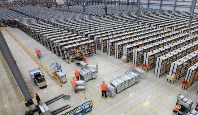 Çalışanlar binlerce koli arasından doğru olanı doğru adrese göndermekle yükümlü.