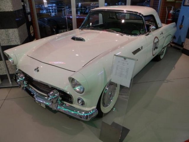 1955 Ford Thunderbird zamanın otomobilleri arasında en sportif ve karizmatik olanlarından biriydi... -