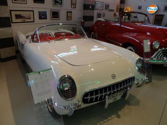 Çift karbüratöre, ve sonra yakıt enjeksiyonuna, geniş alaşım kampanalara ve sonra disk frenlere, kısa aralıklı 4 vitesli yarış şanzımanına kavuşarak gücü, yol tutuşu, sürati ile Amerika'nın ilk hakiki spor yarış otomobili oldu.