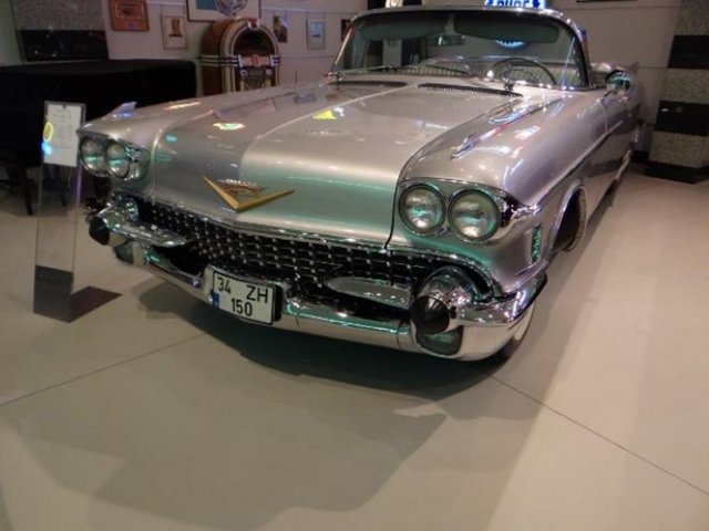 1958 Cadillac Eldorado Biarritz General Motors firmasının en üst düzey otomobilinin en görkemli modeli. Klasik otomobil meraklılarının rüyalarından biri...