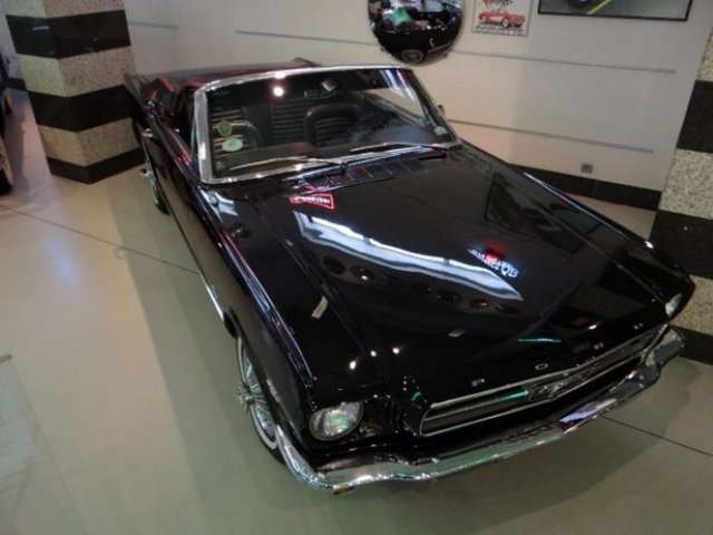 1964 1 / 2 Ford Mustang 289 Convertible... 271 beygirlik Mustang, 187 km/s hıza çıkabiliyordu.