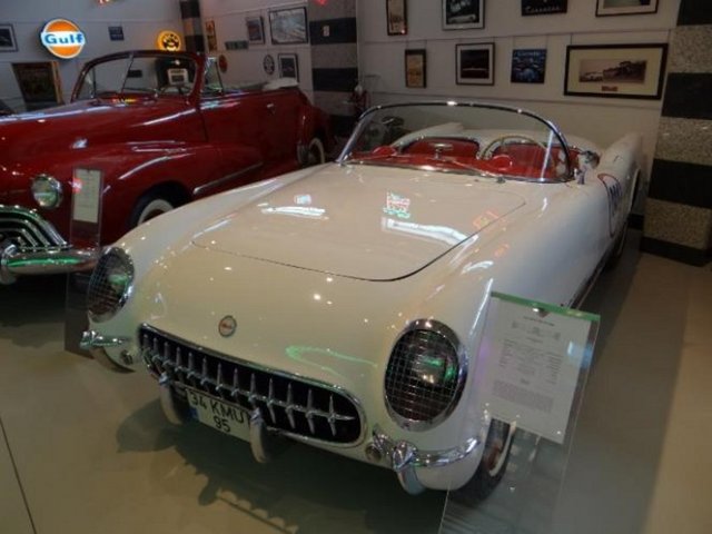 1954 Chevrolet Corvette - Avrupa yapımı spor otomobilleri kopyalamakla başlayan çizimci Harly Earl başta güzel ama fazla yırtıcı olmayan bu modeli yarattı. Duntov'un çabaları sonucu kısa zamanda 5363 cc hacimde 360 hp V8 motora, endepandan arka takım...
