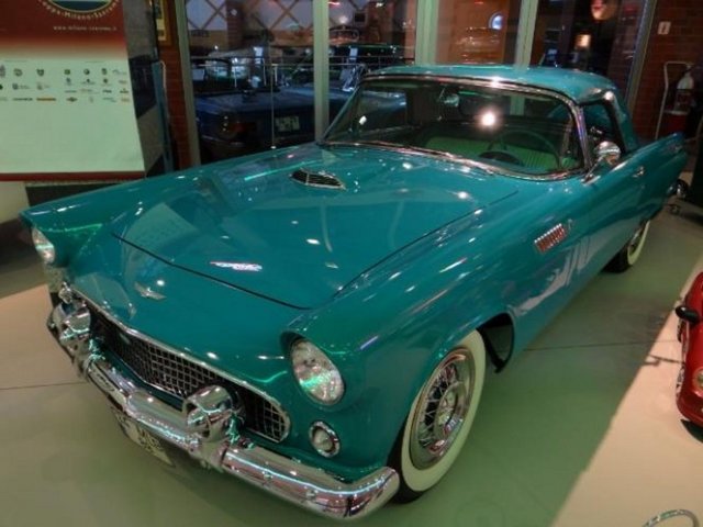 1956 Ford Thunderbird: Ford'un 1955 - 2005 arasında ABD'de ürettiği bir otomobil modeli...