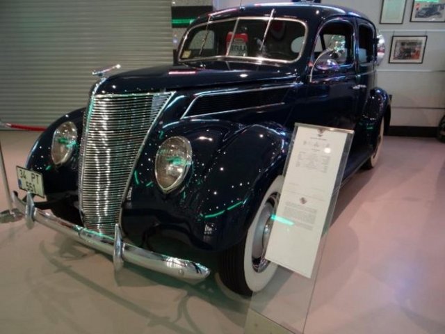 1937 Ford 4 Kapı Sedan