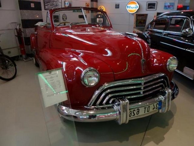 Rahatlık ve ekonomiyi, üstünün açılmasıyla ise özgürlüğü bünyesinde toplamıştır. Ünlü Fisher firması tarafından yapılan saç karoseri, 6 kat boya ve lakla korunmuş.