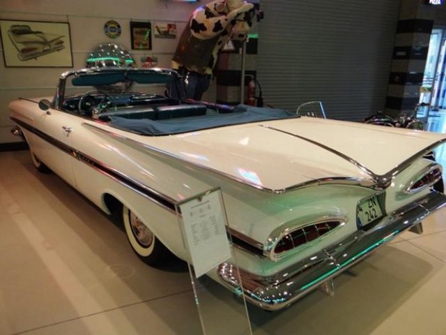 1959 model Chevrolet Impala Convertible 4.0 litre 185 beygir gücünde V8 motora sahip... Otomatik şanzımanlı ve maksimum 160 km/s hıza çıkabiliyor. - Kaynak: msn.com.tr