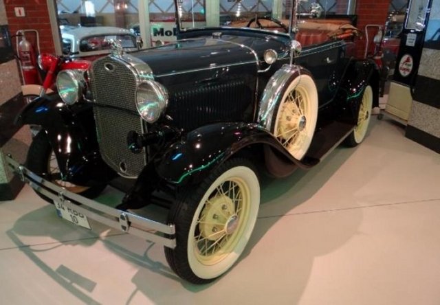 1931 Ford Model A Tudor Convertible. - 1927 Yılında Model T'nin imalattan kaldırılmasından sonra üretimine başlanan Model A, lüks Lincoln'ün küçültülmüş bir benzeridir. Zamanının en şık ve ekonomik fiyatı sayesinde çok satılan arabalarından olmuştur.