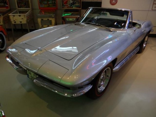 1966 Chevrolet Stingray Convertible. - Corvette 1962'ye gelindiğinde artık vahşi bir yarış arabası olmuştu. 1963'te ön tasarımı yenilendi ve Sting Ray ortaya çıktı. 63-67 arasında imal edilen ve Corvette'in en güzel tasarımı olarak kabul edilmektedir.