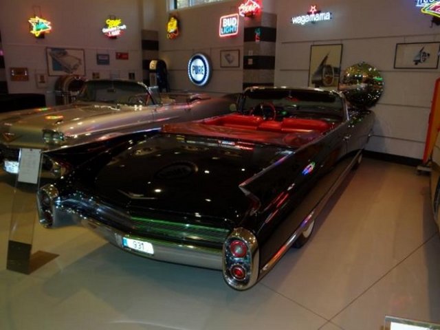 Cadillac'ın rüya otomobillerindendi.  - 6.4 litrelik V8 motoru 325 beygir gücündeydi.