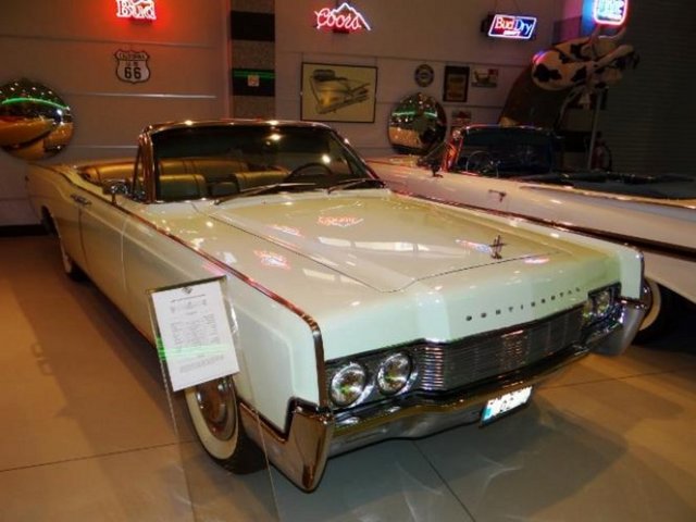 1967 Lincoln Continental Convertible.  - Amerikan Başkanı Kennedy aynı otomobilin 1961 yapımında vurularak öldürülmüştü.