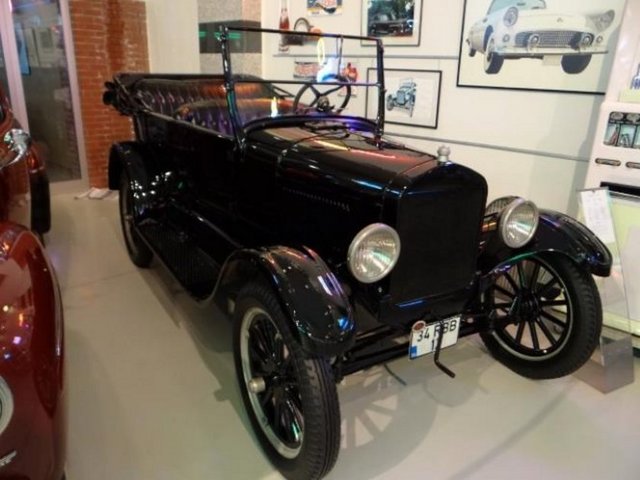 1926 Ford Model T - Henry Ford'un 1920'li yıllarda ilk defa seri üretim tekniklerini uygulattığı Ford otomobil modeli. Teneke Lizzie olarak anılıyordu. Son imalat yılı olan 1927'ye kadar 15 milyon adet üretilip satıldı.