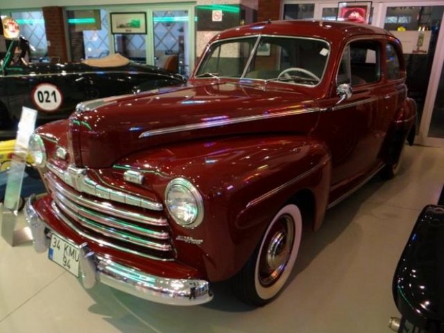 1946 Ford Super de Luxe Tudor - 1942'de ABD'nin 2. Dünya Savaşına katılmasıyla Ford, otomobil üretimini durdurmuş savaş sanayiine yönelmişti. Savaştan sonra ilk Ford'lar 1946 yılında piyasaya çıktı. Bu popüler model 1949 yılına kadar devam edecekti.