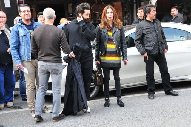 Dört valenin Benan'a saldırdığı kavga çevredeki insanların araya girmesiyle son buldu.