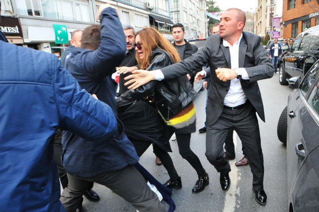 "Yolda yürüyorduk, üzerimize sürdüler, Ece'ye çarptılar, ben de kızdım.