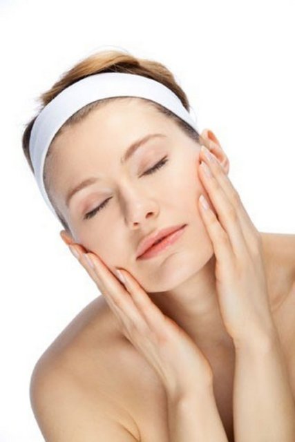 Cildi yıkamadan uyumak: Cildi temizlemeden uykuya dalmak, yanlış bir davranış biçimidir. -