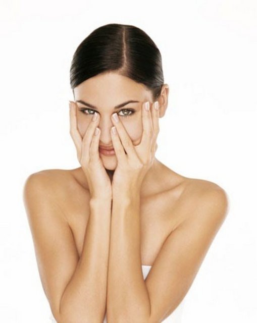 Tarihi geçmiş ürünler: makyaj malzemelerinin de son kullanma tarihi vardır. Bu ürünleri doğru saklama şartlarında saklamanız ve tarihi geçmiş ürün kullanmamanız gerekir.