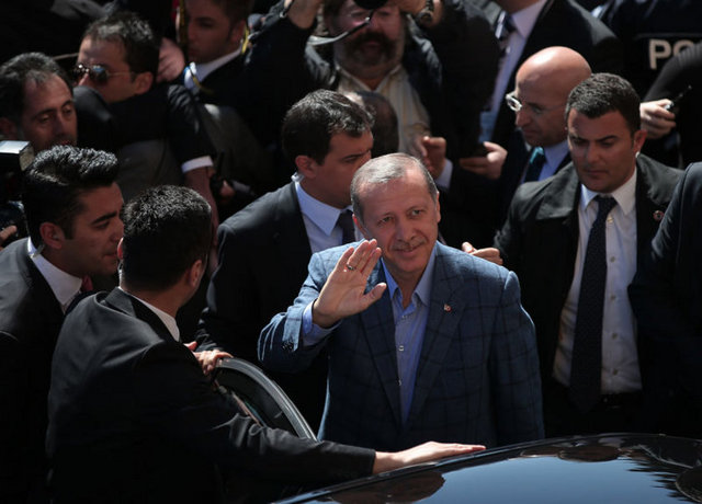 "Kararlı bir zafer" - - Time dergisinin haberinde de yerel seçimlerde AK Parti'nin 'kararlı bir zafer' kazandığı ifade edilerek, bu sonuçların Başbakan Erdoğan'ın son zamanlarda karşı karşıya kaldığı problemlerle baş etmesine yardım edebileceği ifade edildi.