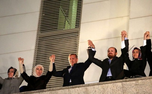 Haberde, "Pazar gününün sonuçları, Başbakan Erdoğan'ın popülaritesinin skandaldan çok az etkilendiğini ve Erdoğan'ın öngörülebilir bir gelecek için iktidarda kalmasına zemin hazırladığını gösteriyor" ifadesi kullanıldı.
