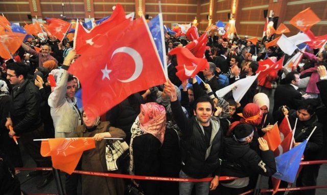 Haberde, "Erdoğan'ın iktidarı sırasındaki en kötü siyasi kriz sırasında bile, muhalefet, 2002'de iktidara geldiğinden beri her seçimi kazanan AK Parti'nin egemenliğine pek gedik açamadı" yorumu yapıldı. -