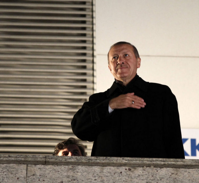 kendisi için referanduma dönüşen yerel seçimlerden kesin bir zaferle çıkmış görünüyor" ifadelerini kullandı. -