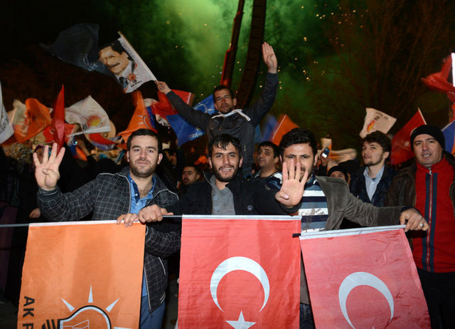 "İktidar testinden başarıyla geçti" - - Çin Halk Cumhuriyeti resmi haber ajansı Şinhua ise, "Türkiye Başbakanı Erdoğan ve iktidardaki AKP, büyük yolsuzluk suçlamalarının ardında girdiği yerel seçimlerde iktidar testinden başarıyla geçti"