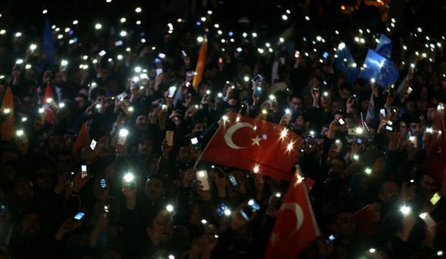Erdoğan, bu başarısının ardından cumhurbaşkanının ilk kez doğrudan halk tarafından belirleneceği seçimlerde aday olabilir."