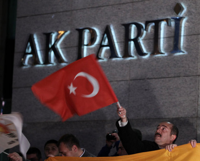 Liberation - - "Başbakan Recep Tayyip Erdoğan, aylardır süren yolsuzluk iddiaları ve eleştirilerin ardından, yerel seçimlerde elde ettiği büyük başarısıyla, Türk politikasındaki gücünü teyit etti.