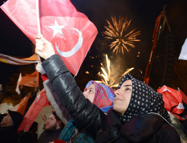 kendisine yolsuzluk suçlaması yöneltenlerin hain olduklarını söyleyerek, bedel ödeyecekleri konusunda uyardı" diye yazdı. -
