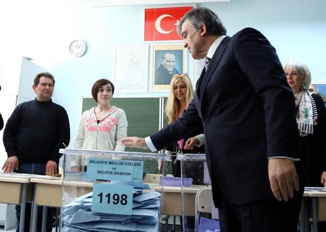bunun cumhurbaşkanlığına adaylık için Erdoğan'a 'zemin hazırladığına' işaret etti.