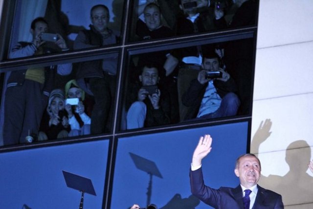 BBC - - İstanbul muhabiri James Reynolds'ın analizine göre, teyit edilmesi Erdoğan üst üste altıncı zaferini, işçi sınıfı ve dindar kesimden aldığı desteğe borçlu olduğu vurgulandı.