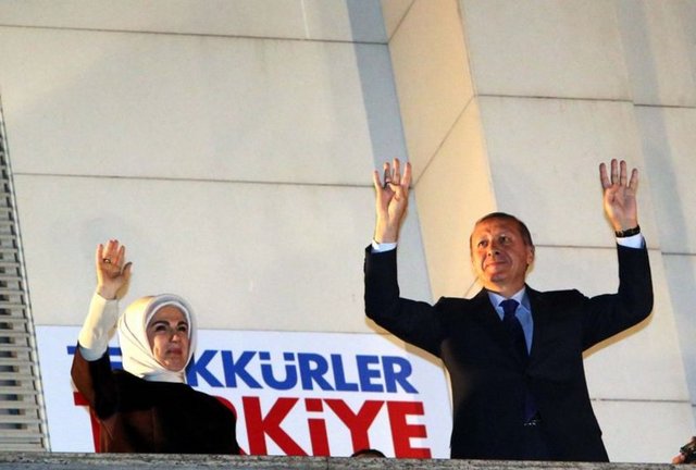 Haberde, Erdoğan'ın yıllar önce basit ama kaçınılmaz iki gerçeği iyi hesap ettiği belirtilerek, "Bu iki grup Türkiye'nin liberal ve laik elitinden sayıca fazlaydı..." dendi. -