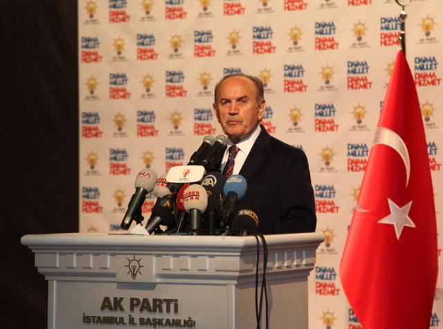 Le Monde gazetesi - - "Erdoğan, politik olarak hayatta kalıp kalmayacağına oynuyor ve ilk resmi sonuçlara göre, partisi seçimleri açık arayla önde götürüyor..." -
