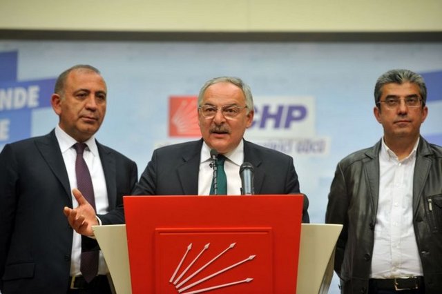'yolsuzluk skandalı ve şikayetlere rağmen', AK Parti'nin seçimleri 'rahat biçimde' kazandığı değerlendirmesinde bulunuldu. -