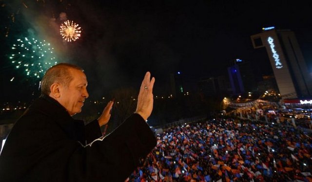 "Oldukça büyük bir zafer" - - Los Angeles Times'ın haberinde de "Yolsuzluk skandalına rağmen Başbakan Erdoğan'ın partisinin yerel seçimleri açık ara kazandığı" belirtildi. Haberde, AK Parti'nin seçimlerde 'oldukça büyük bir zafer kazandığı' vurgulandı.