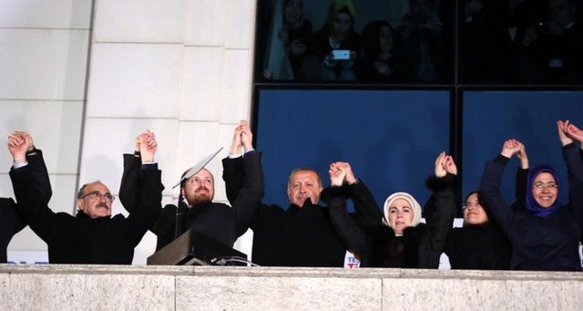 "Erdoğan yerel seçimlerde zaferini ilan etti" başlığı kullanılan CNN'in internet sitesinde, seçim sonrasında Başbakan Erdoğan'ın yaptığı konuşmaya yer verildi.