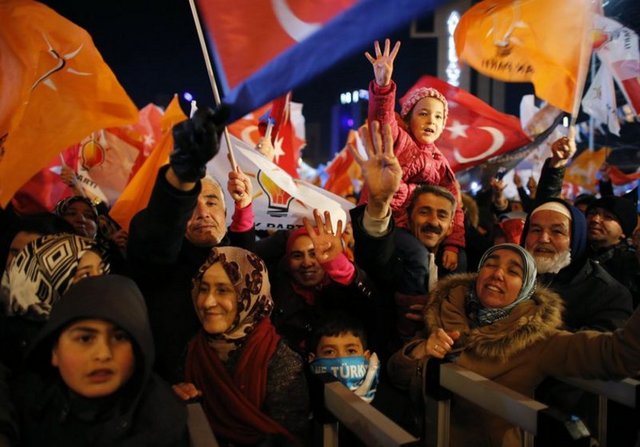 ifadeleriyle Türkiye'deki yerel seçimi takipçilerine aktardı. -